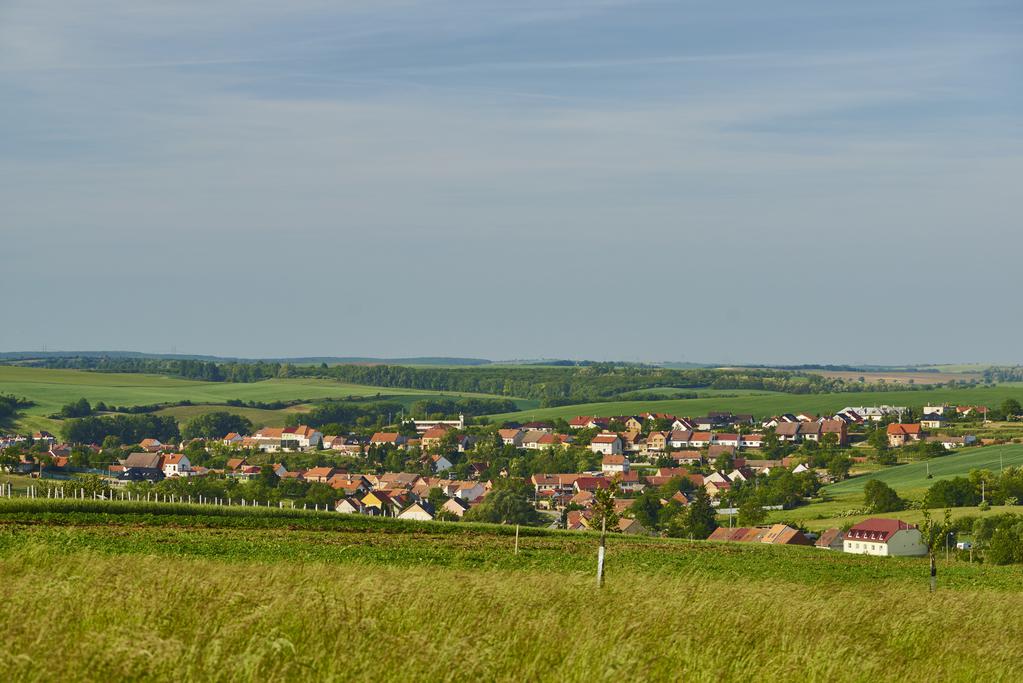 快適とは言え、外国でのドライブは慎重に。サービスエリアには積極的に入って、休憩がてら周辺に広がる街の景色を撮影してみよう。