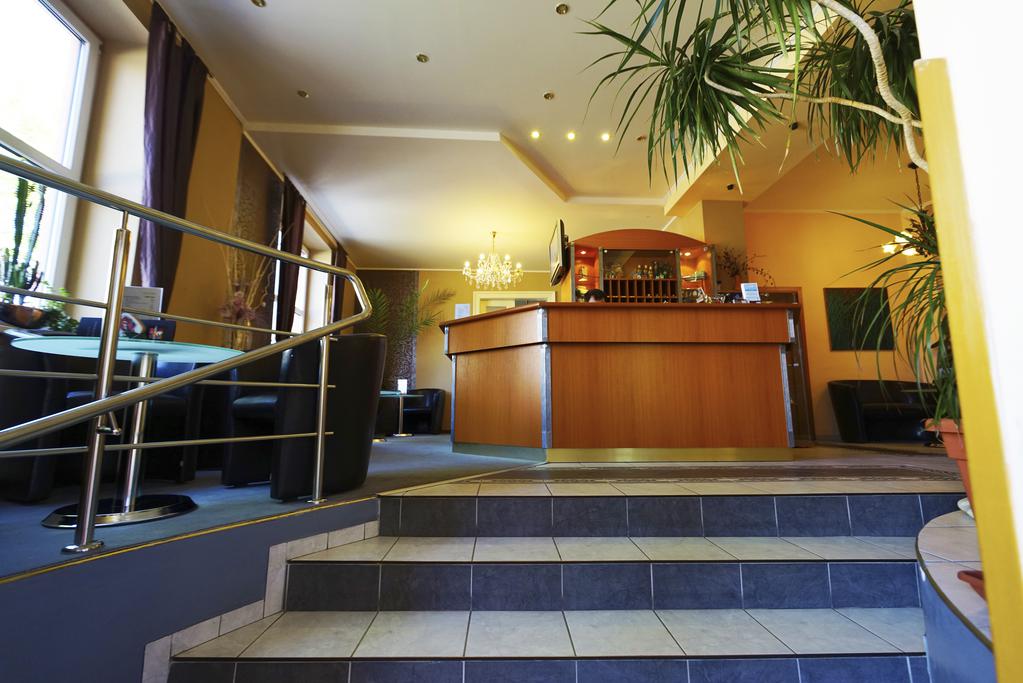 ホテルのカウンター。現地としてはかなり遅い時間帯ではあったが、親切に対応して貰うことができた。