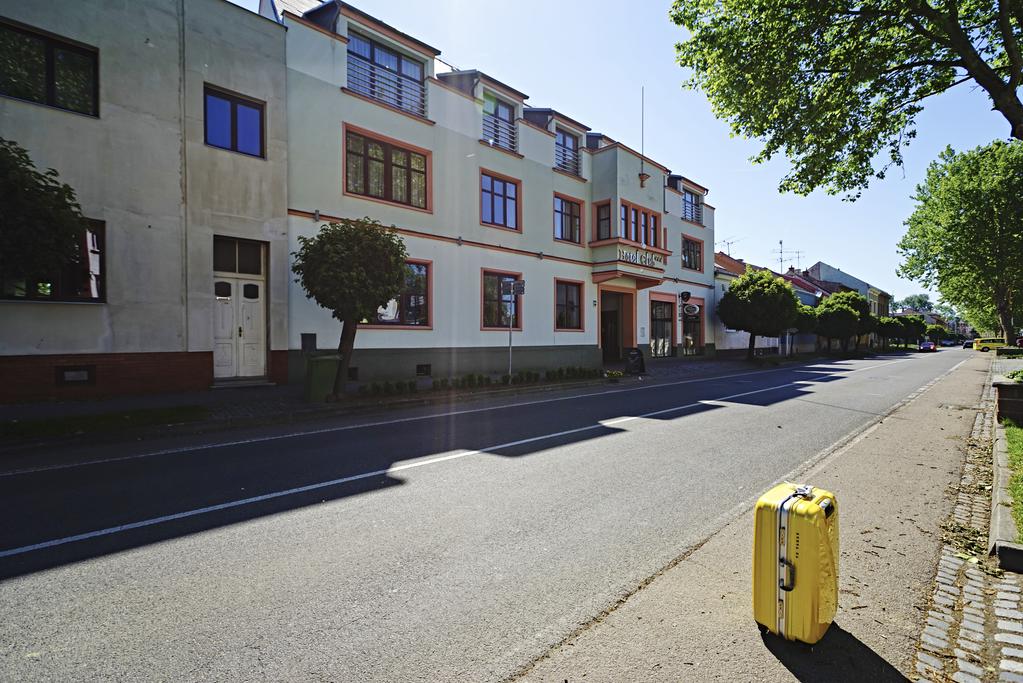 ホテル前は日中でも車通りも少なく、安心して運転できる。犯罪に巻き込まれる危険性は感じなかったが、外国なので夜間の外出は避けた方が良い。そもそも夜空いているお店はない。