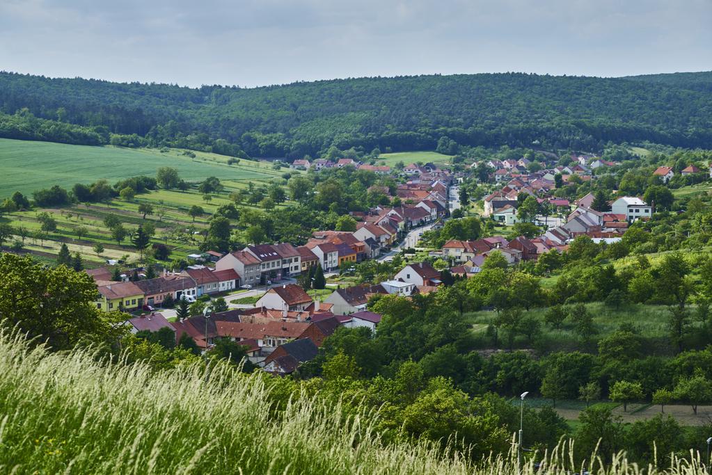 どこから撮影しても絵にになる美しい街並みが点在している。目立った観光名所があるわけではないが、歩いているだけで安さかな気分になるので、車を降りて自分の足で歩いてみよう。