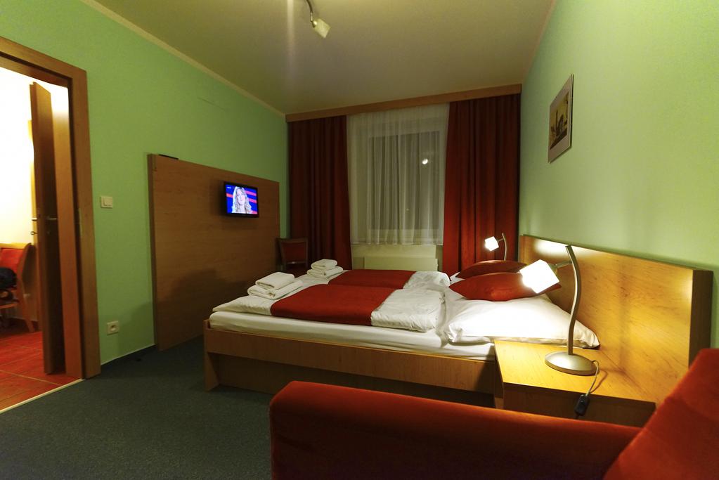 広い寝室。清潔で安心して眠ることができた。宿に戻ったらすぐに機材の動作確認とメンテナンスをする必要があるので、広いお部屋であれば、機材を展開しやすいメリットがある。